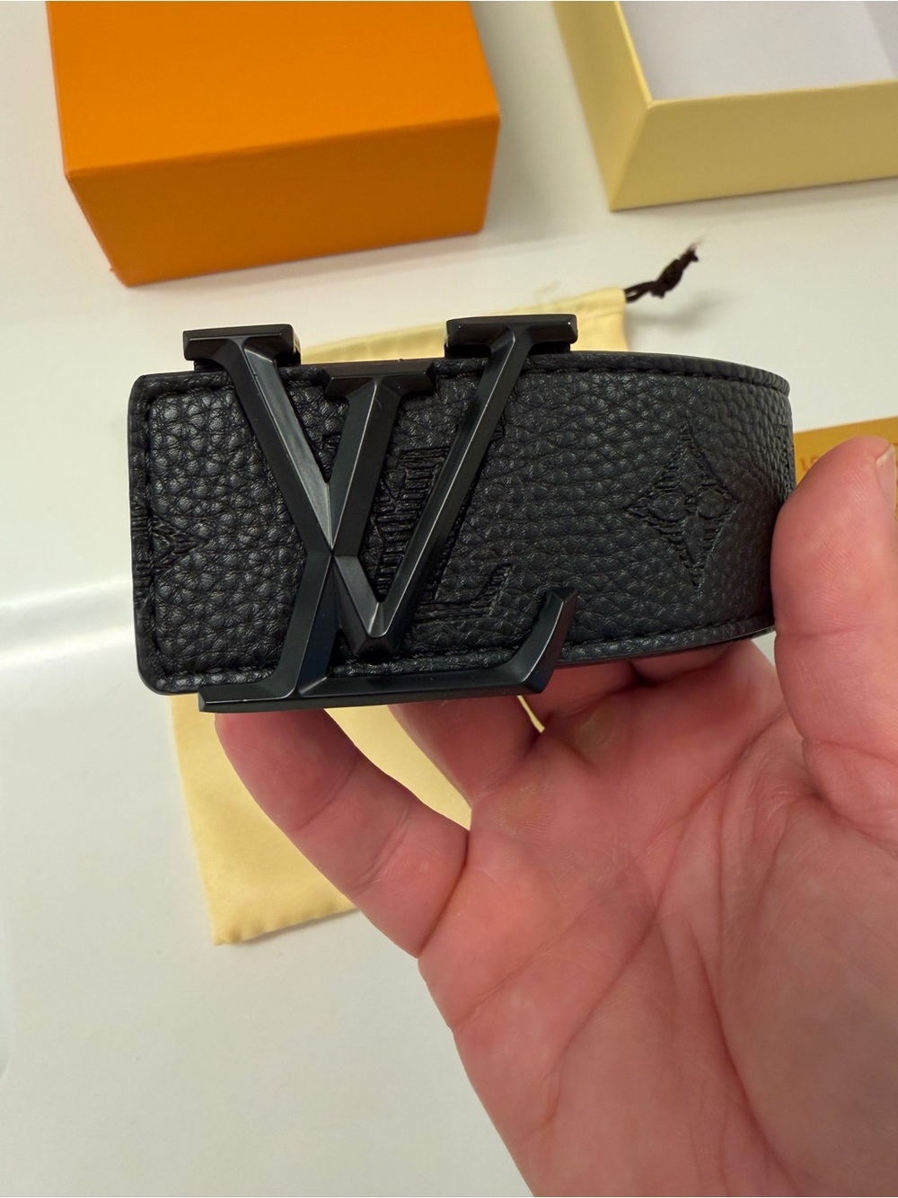 Louis Vuitton LV Initials 40MM Pebbled Leather Belt - Picture 4 of 12